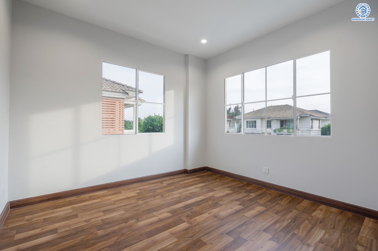 บ้านมือสองตกแต่งใหม่ ม.มัณฑนา นครอินทร์-พระราม5 หลังมุม เนื้อที่กว่า 57 ตร.ว. ฟังก์ชันจัดเต็ม 3 ห้องนอน 2 ห้องน้ำ จอดรถได้ 1 คัน พร้อม Living Room รองรับทุกความสุข ทำเลเดินทางสะดวก ใกล้ทางด่วน "ศรีรัช" และรถไฟฟ้า "สถานีบางรักใหญ่"